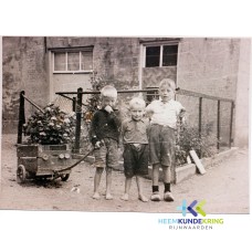 Pannerden 1945 terug van de evacuatie lnr Henk heinst- Eef Roerdink- Gert Roerdink Coll. G.B.Janssen